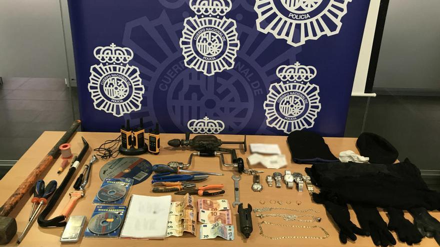Detenidos en Alicante tras robar 22.000 euros en joyas con un butrón en Ibiza