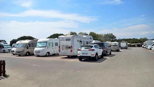 Las autocaravanas pueblan el estacionamiento de O Bao, fuera de la zona habilitada para ellas.