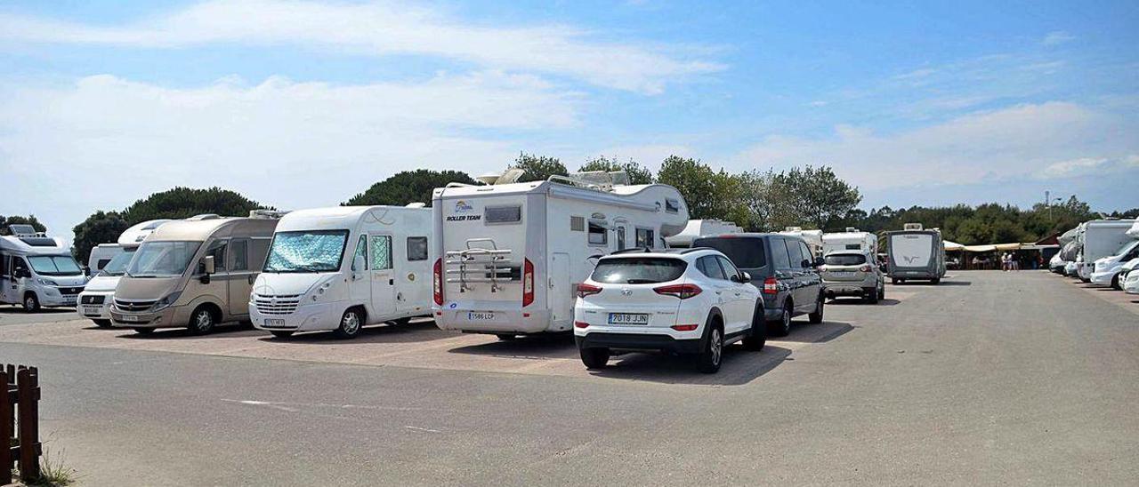 Las autocaravanas pueblan el estacionamiento de O Bao, fuera de la zona habilitada para ellas.