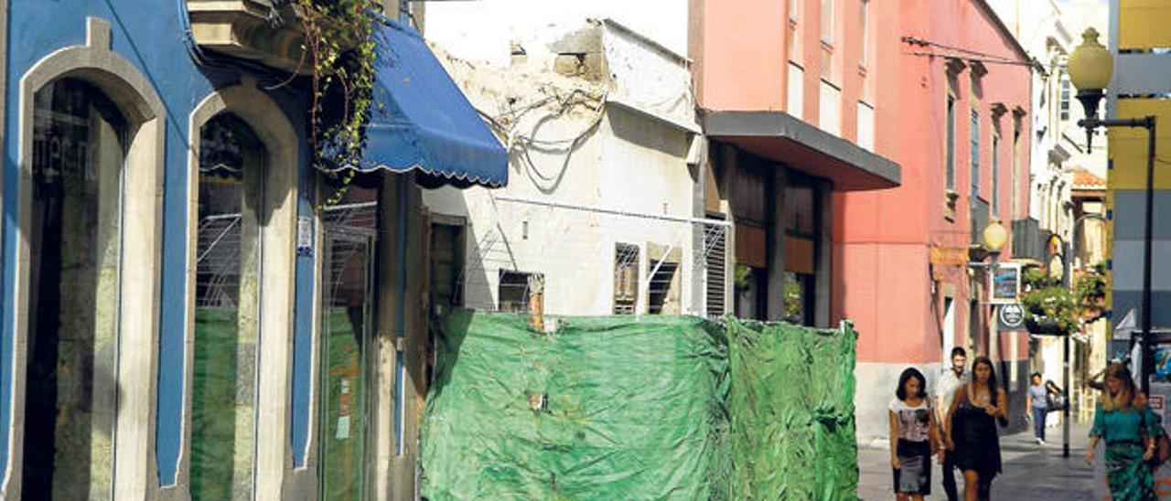 Dos casas antiguas caen bajo la piqueta en la calle Cano