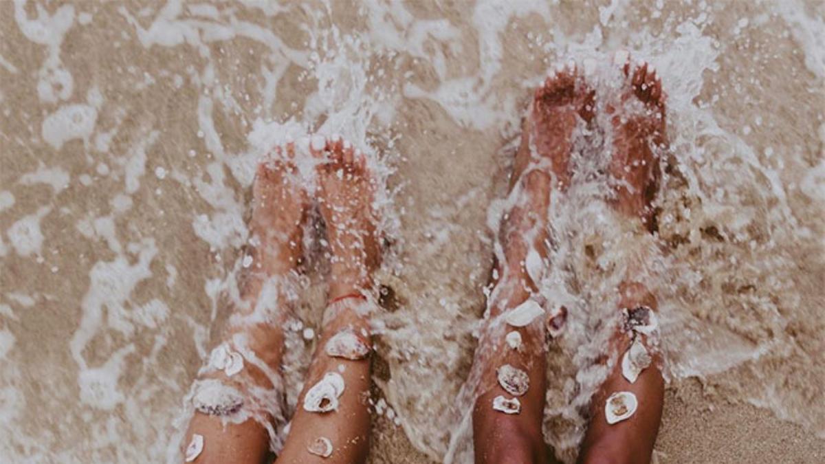 Las 'bloggers' Sara Escudero y Julie Sariñana presumen de piernas bronceadas en la playa