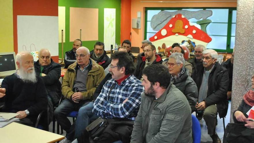 Asistentes al encuentro sobre el avispón asiático, ayer, en Vegadeo.