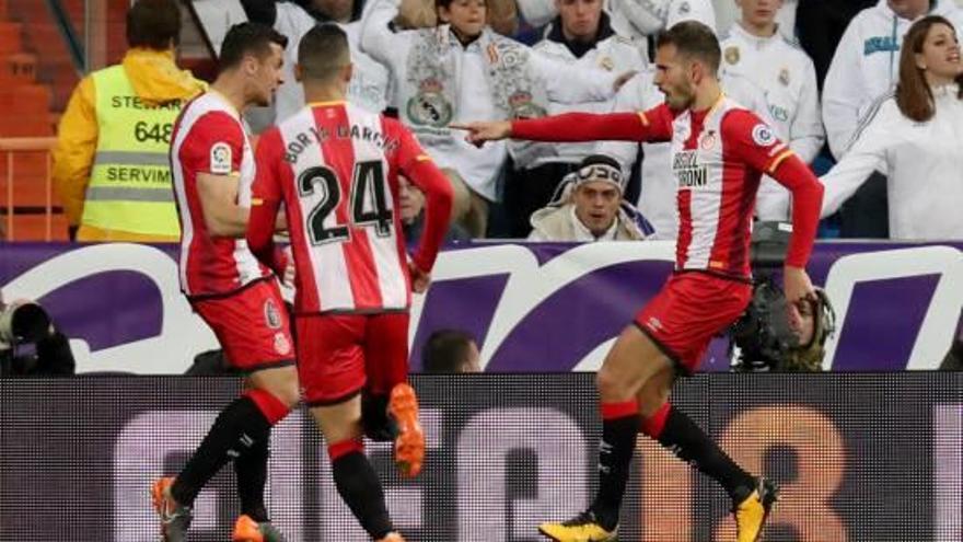 Stuani festeja amb Granell el gol que va aconseguir al Santiago Bernabéu.