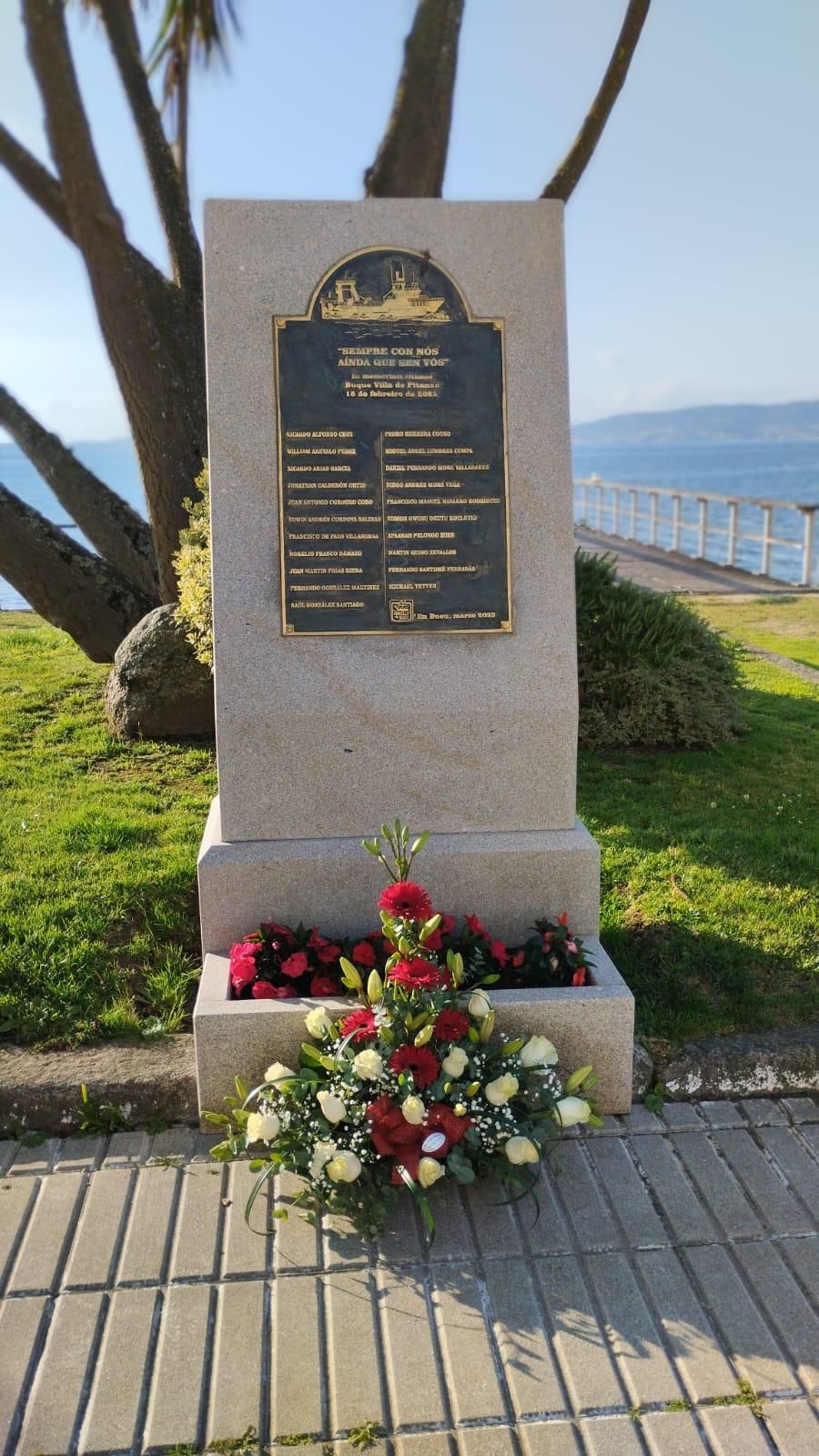 Flores en homenaje a los fallecidos en el 'Villa de Pitanxo'