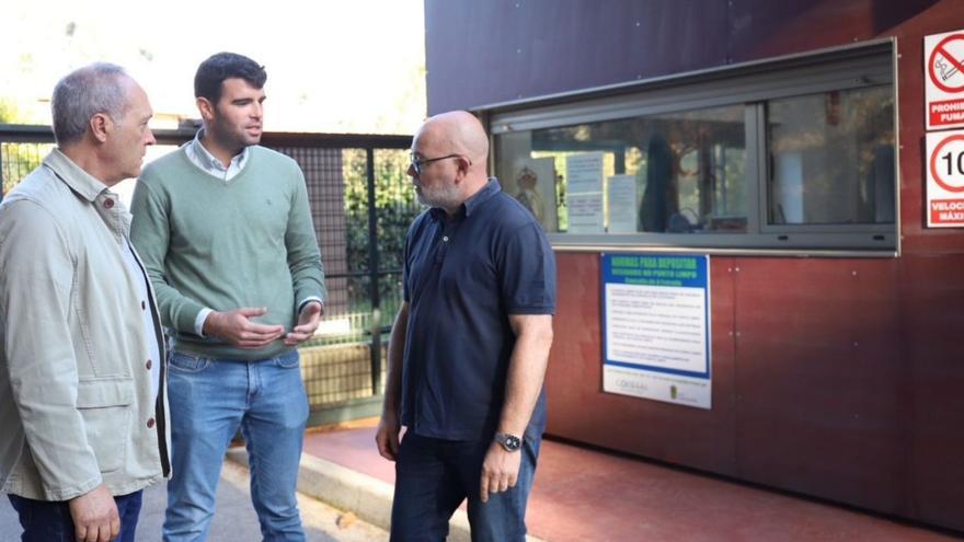 Gonzalo Louzao y Óscar Durán, en una reciente visita al punto limpio.