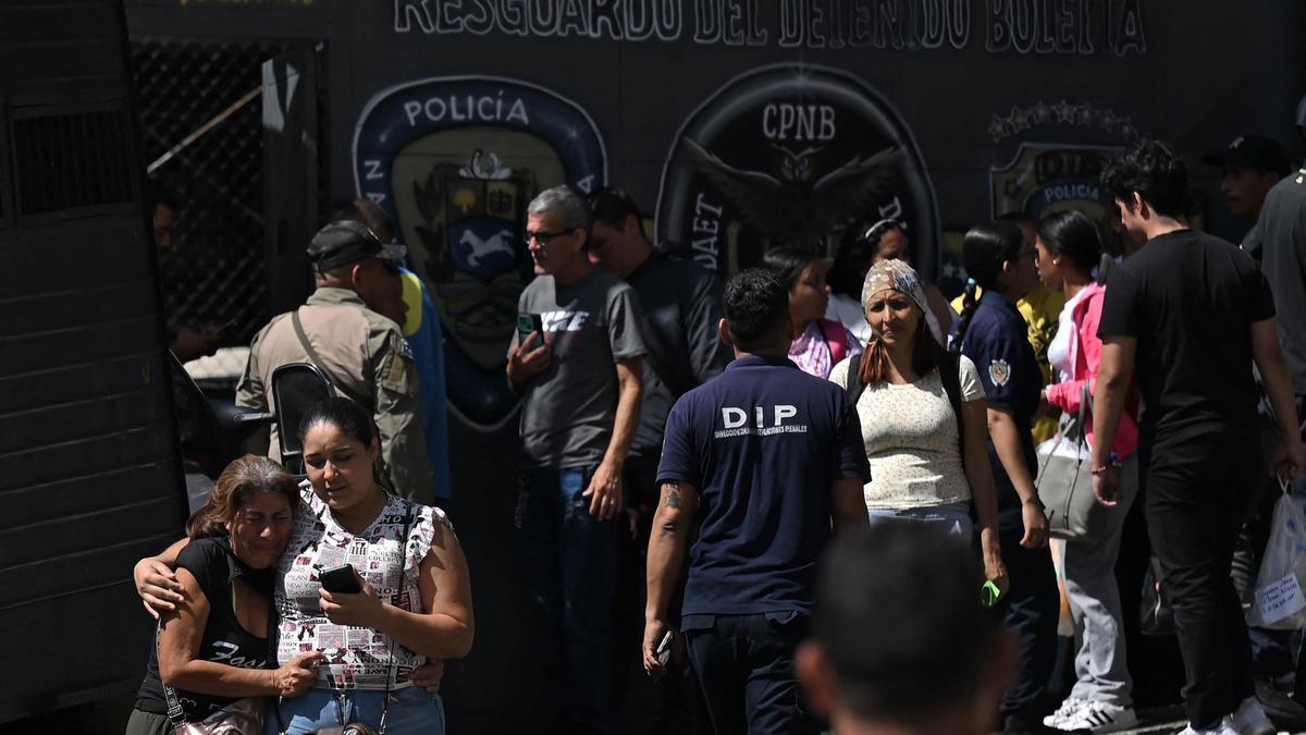 Familiares de personas detenidas durante las últimas protestas en Venezuela esperan noticias de la policía