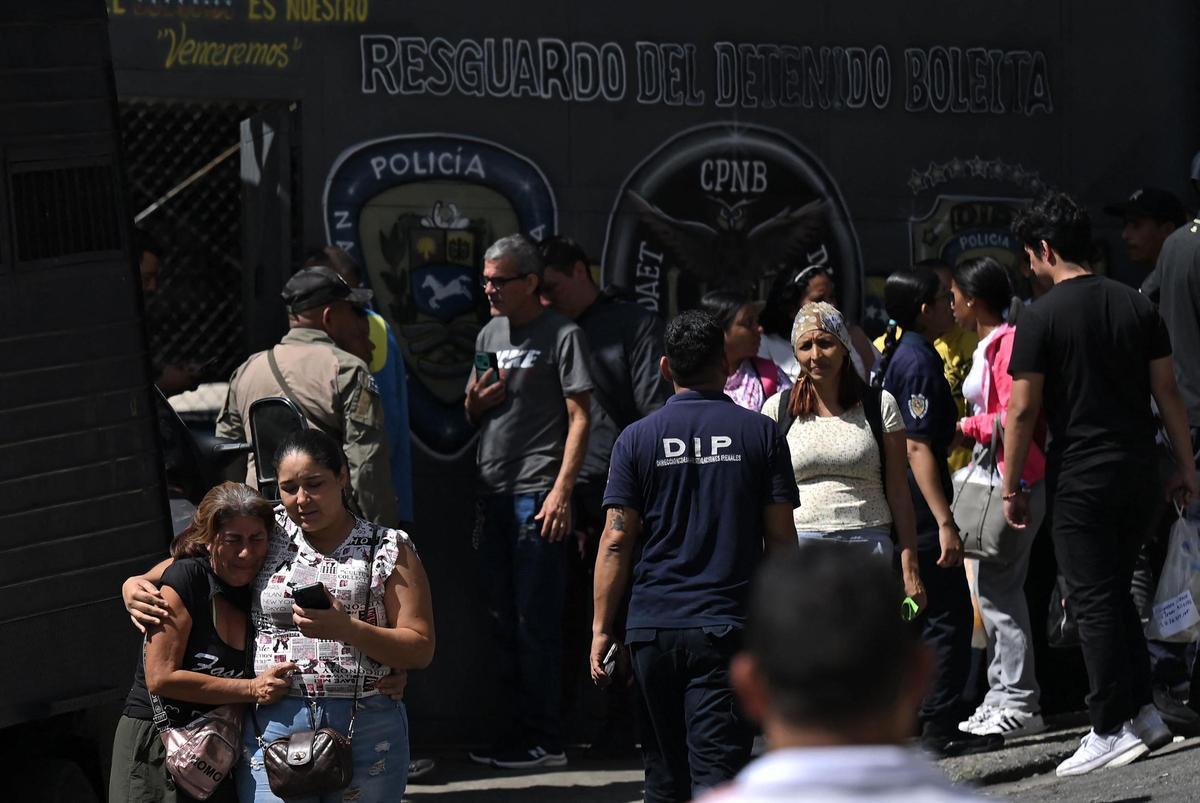 Familiares de personas detenidas durante las últimas protestas en Venezuela esperan noticias de la policía