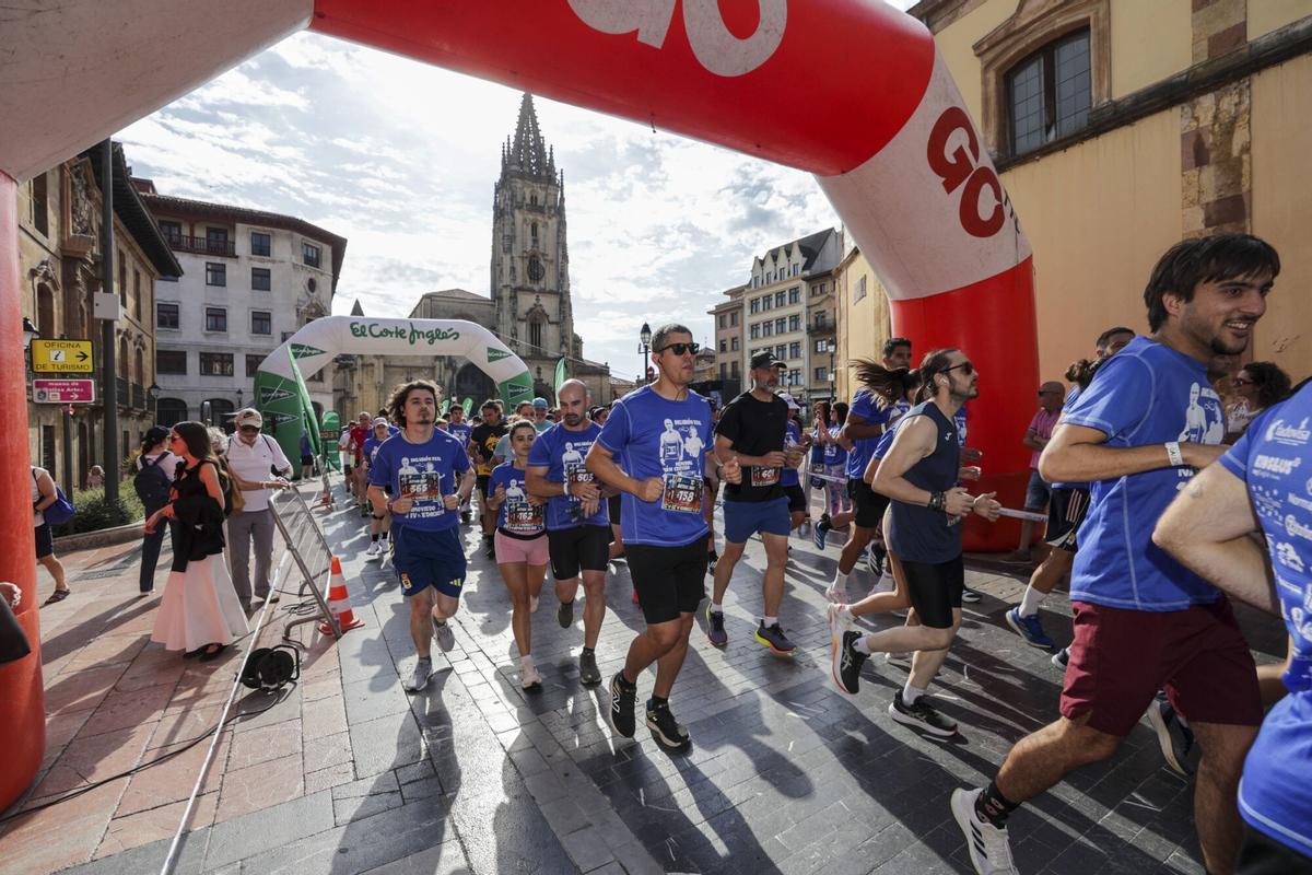 El azul tiñe el corazón de Oviedo con las camisetas de los 1.600 participantes en la carrera solidaria por el autismo El azul tiñe el corazón de Oviedo con las camisetas de los 1.600 participantes en la carrera solidaria por el autismo