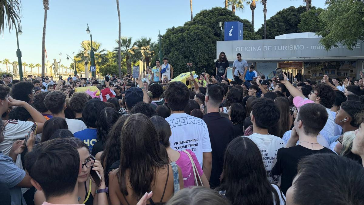 Batalla de 'farmear aura' en la Plaza de la Marina