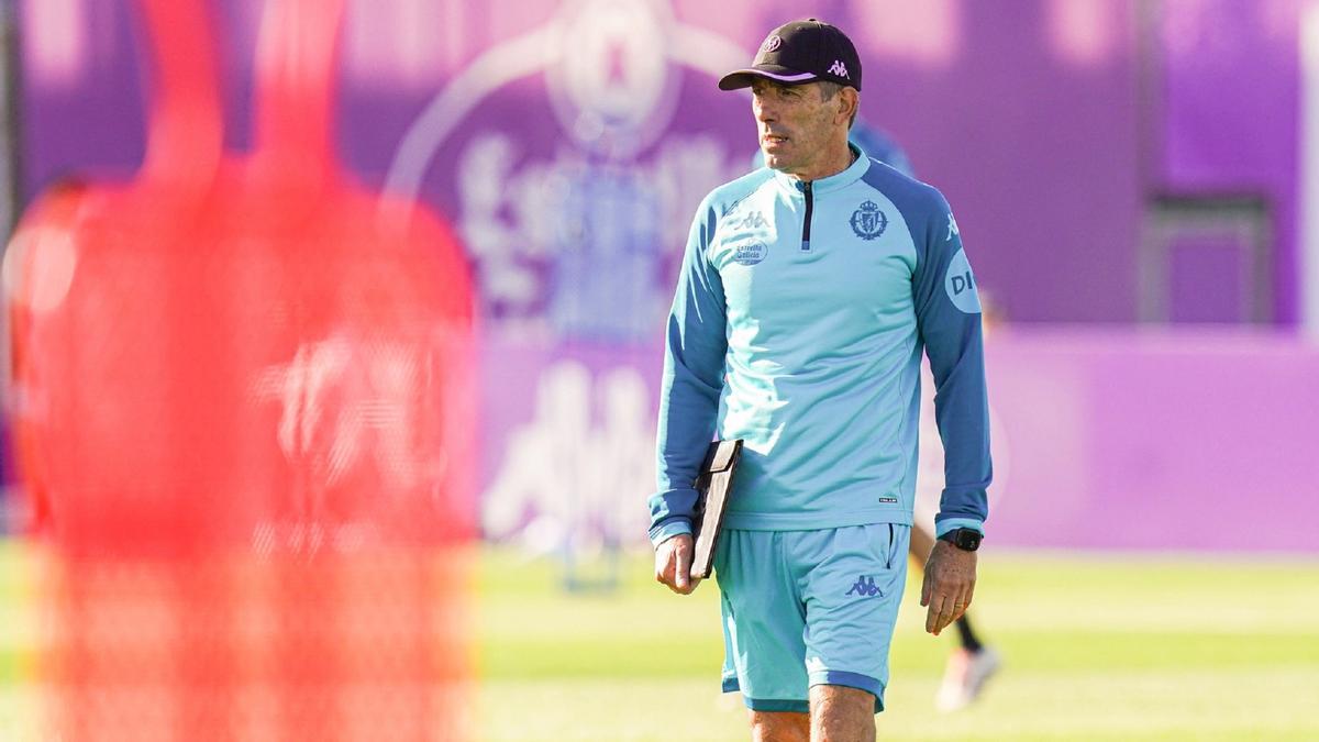 Guillermo Almada, entrenador del Valladolid, se juega su futuro ante el Málaga CF.