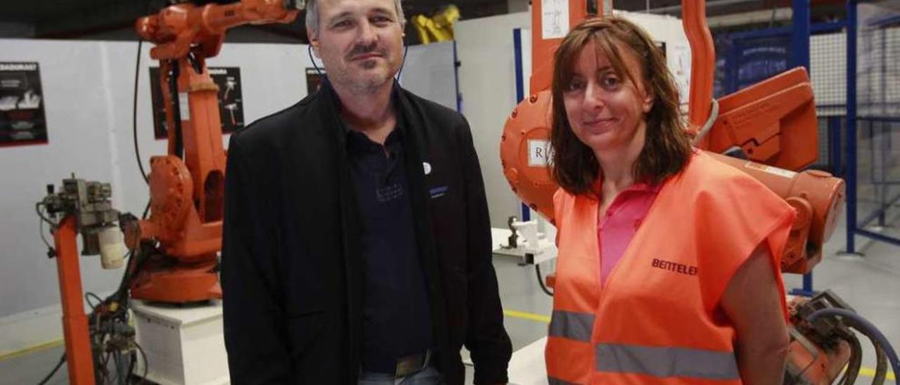 Carlos Casal, director de Recursos Humanos de Benteler, y Teresa Prado, del IES Politécnico. // R. Grobas