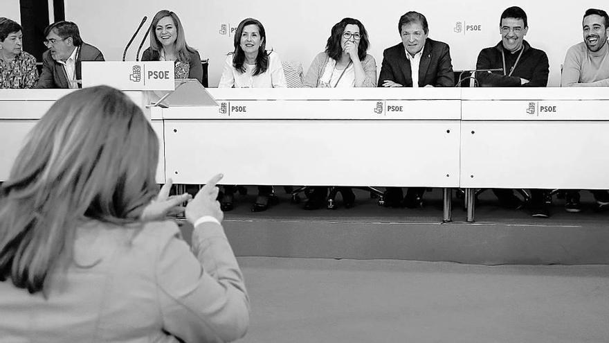 Susana Díaz, de espaldas, hace un gesto a la gestora del PSOE durante el comité federal de ayer. // Efe