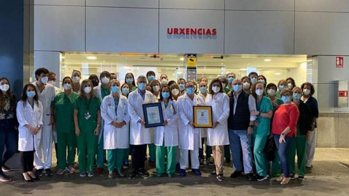 Profesionales de las Urgencias del Hospital Universitario y responsables del área sanitaria coruñesa, con la acreditación. |   // L.O.