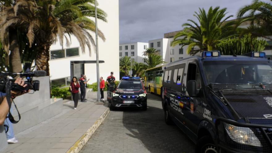 Alumnas tras el desalojo por amenazas terroristas en el campus de la ULPGC: "No sabíamos si era un bulo"