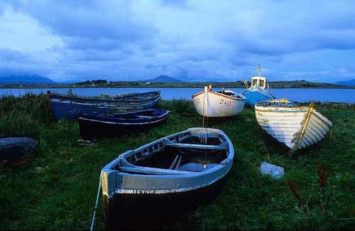 Barcos en Dogs Bay en Connemara, Galway.