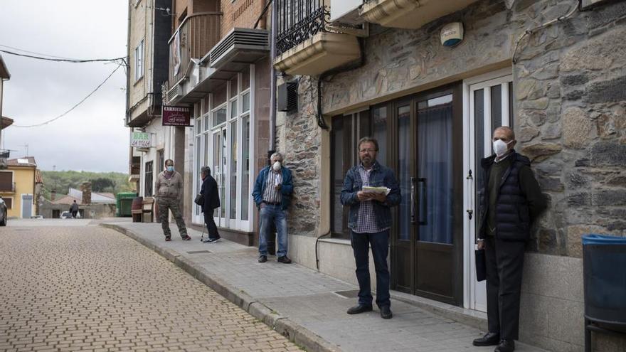 Vecinos hacen cola frente a un comercio de Alcañices.