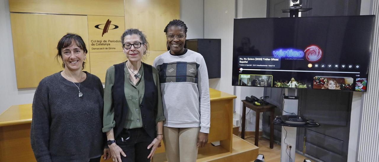 Aya Sima (derecha), junto a la técnica y la directora de 'Valentes i Acompanyades', Esther Sánchez y Belén Santos.