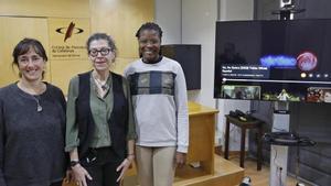 Aya Sima (derecha), junto a la técnica y la directora de Valentes i Acompanyades, Esther Sánchez y Belén Santos.