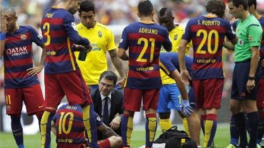 Messi, envoltat pels seus companys, abans de sortir lesionat del camp.