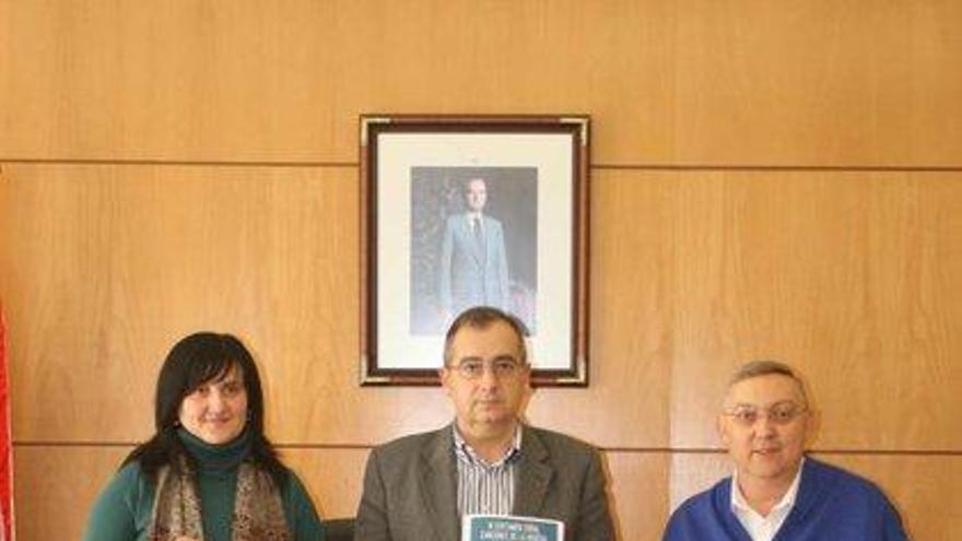 Fernández, Riego y González, ayer, con los nuevos carteles del certamen.
