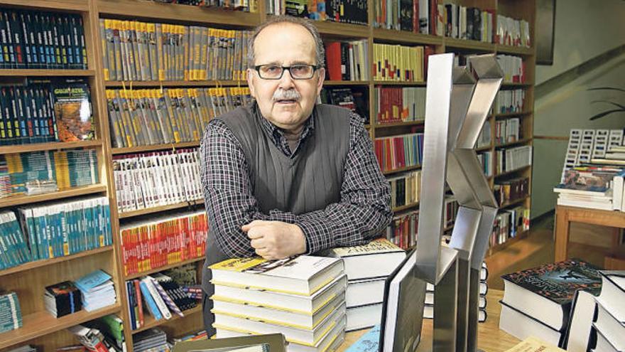 Agustín Fernández Paz, ayer, en la librería Couceiro de Santiago de Compostela.  // Xoán Álvarez