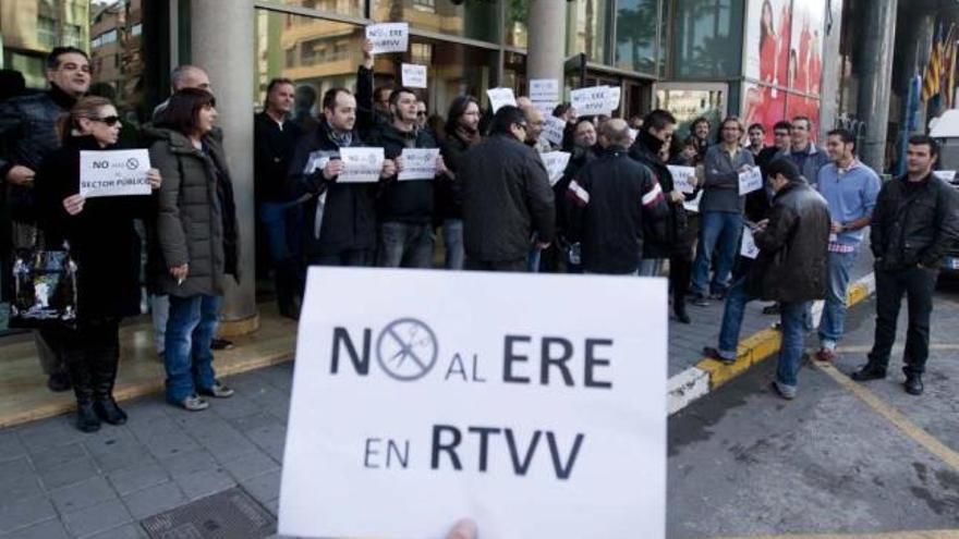 Concentración de los trabajadores de Radio Televisión Valenciana en Alicante contra el ERE en la empresa.