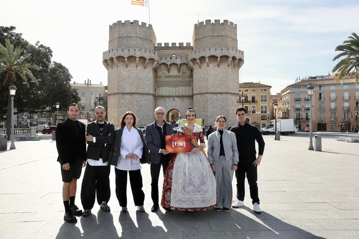 Los responsables de la Crida, con Carmen y el concejal, ante las Torres