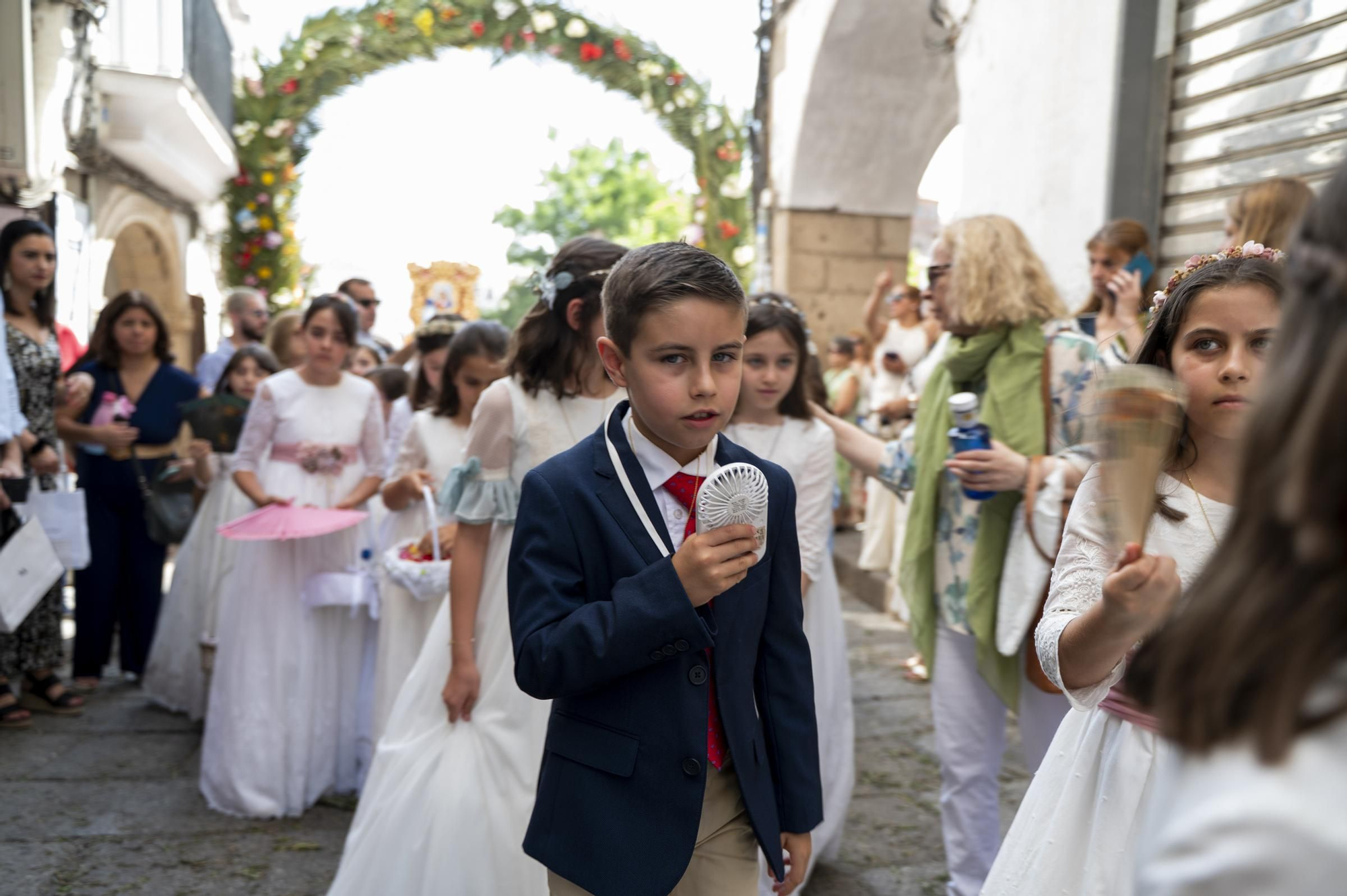 El calor da un respiro al Corpus de Cáceres: búscate en estas fotos