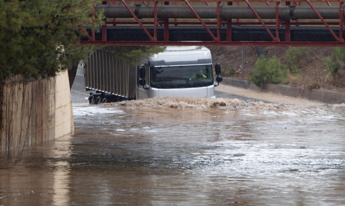 Un camión, en un paso inundado de Sagunt.