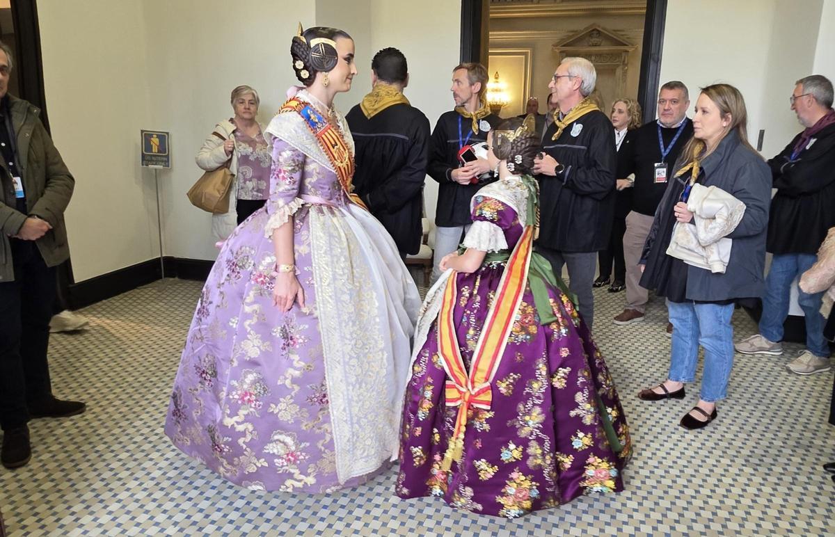 Los trajes morados de Carmen y Marta
