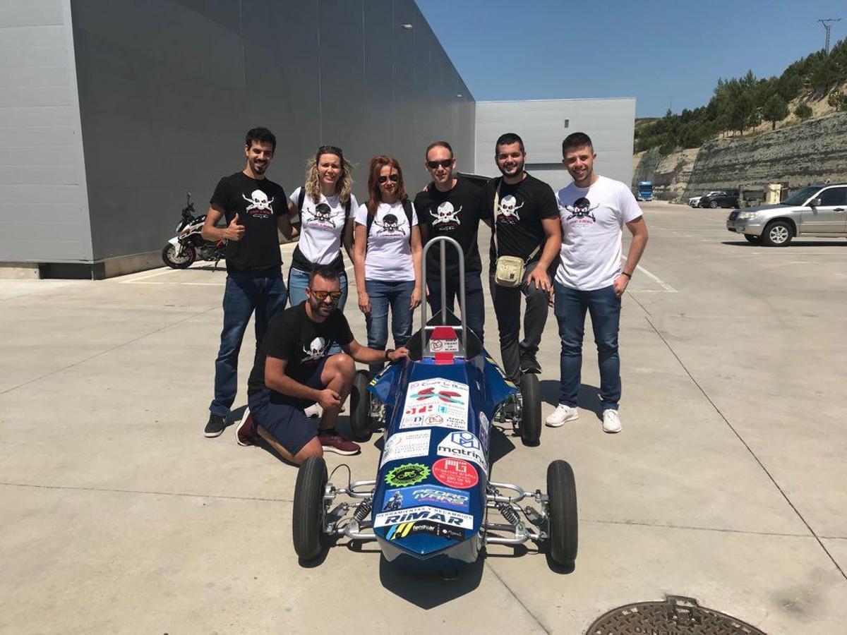 Unidos por un coche de carreras