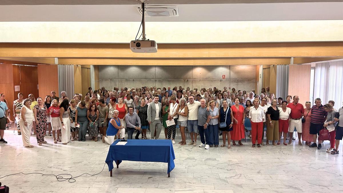 Foto de familia del primer teniente de alcalde, Alejandro Marichal y el concejal del Mayor, Dimas Sarmiento junto a los participantes del programa de Envejecimiento Activo.