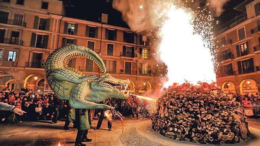 Der Stadtdrache &quot;Drac de na Coca&quot; entzündet das Lagerfeuer auf der Plaça Major.