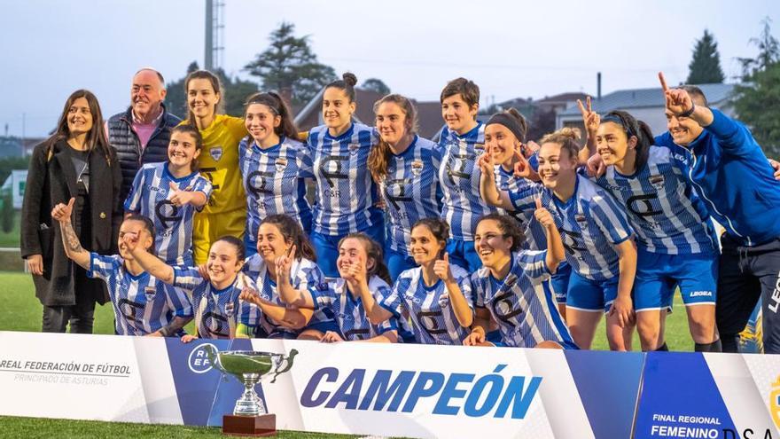 El equipo femenino del Romanón celebra el campeonato de Liga tras ganar la final en Piedras Blancas