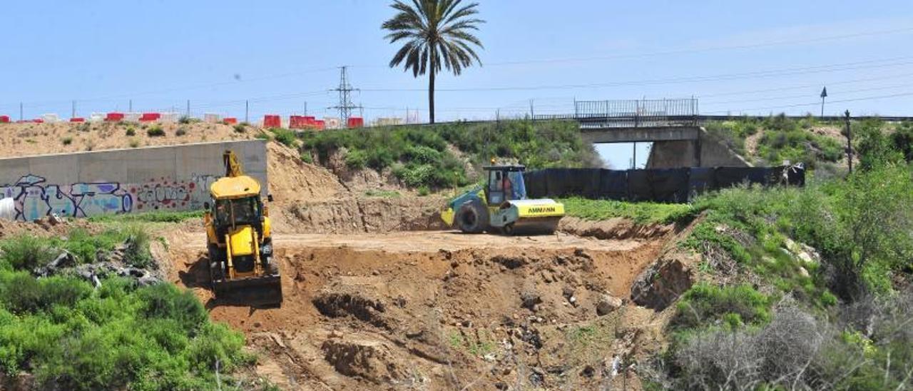 Los terrenos, junto a Mesalina, donde va a construirse un nuevo puente sobre el tren. | MATÍAS SEGARRA