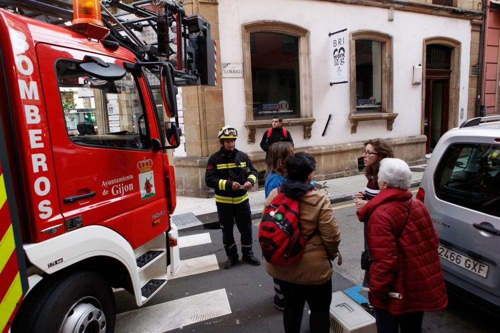 Intervención de los bomberos en la calle la Muralla, en Gijón