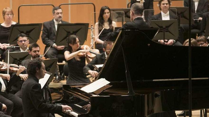 El pianista Shai Wosner y la OSPA, ayer, durante su interpretación en el Auditorio.