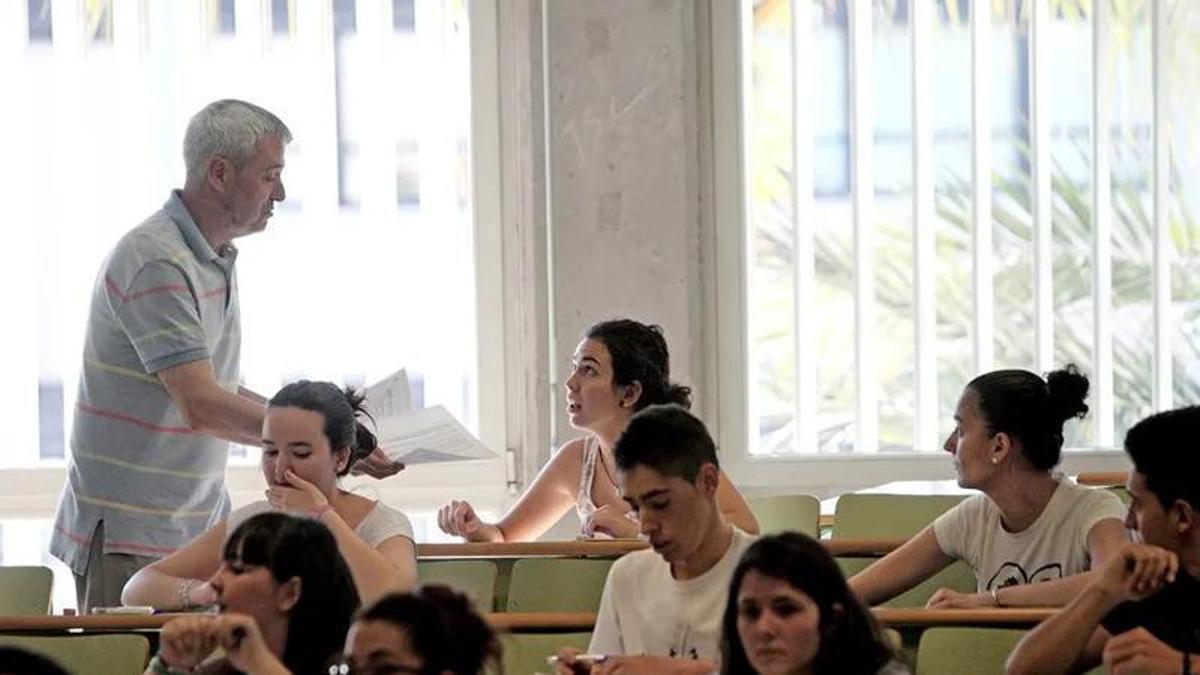 Un profesor reparte un examen, en una imagen de archivo.