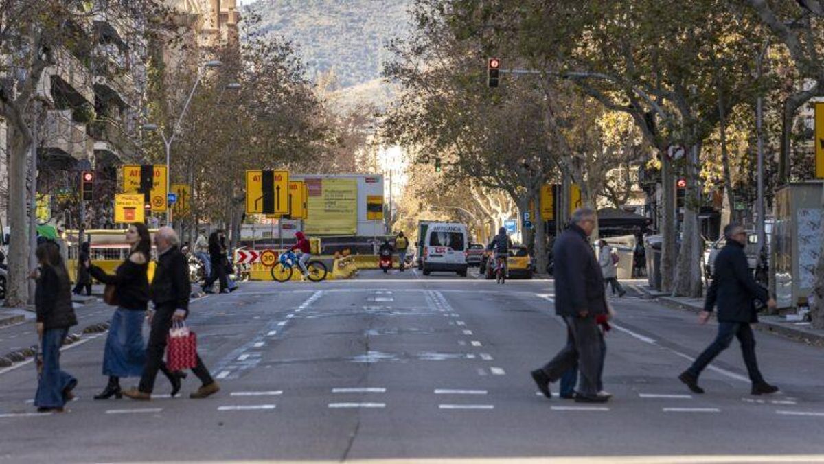 Corte parcial de la calle del Comte d'Urgell por las obras de alargamiento de la L8