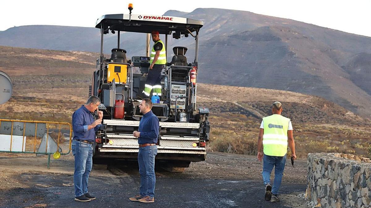 Jacobo Medina y Eugenio Robayna supervisan los trabajos de reasfaltado en la carretera de Santa Margarita. | | LP/DLP