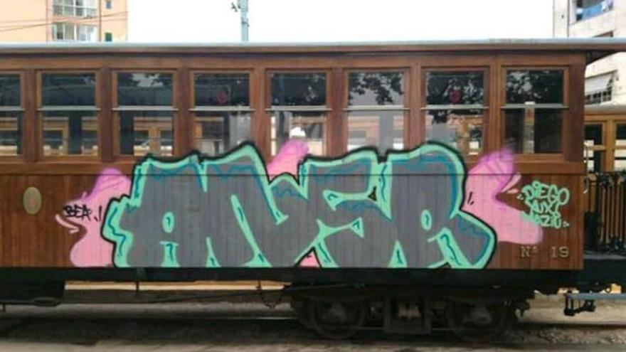 Un vagón del tren de Sóller pintarrajeado