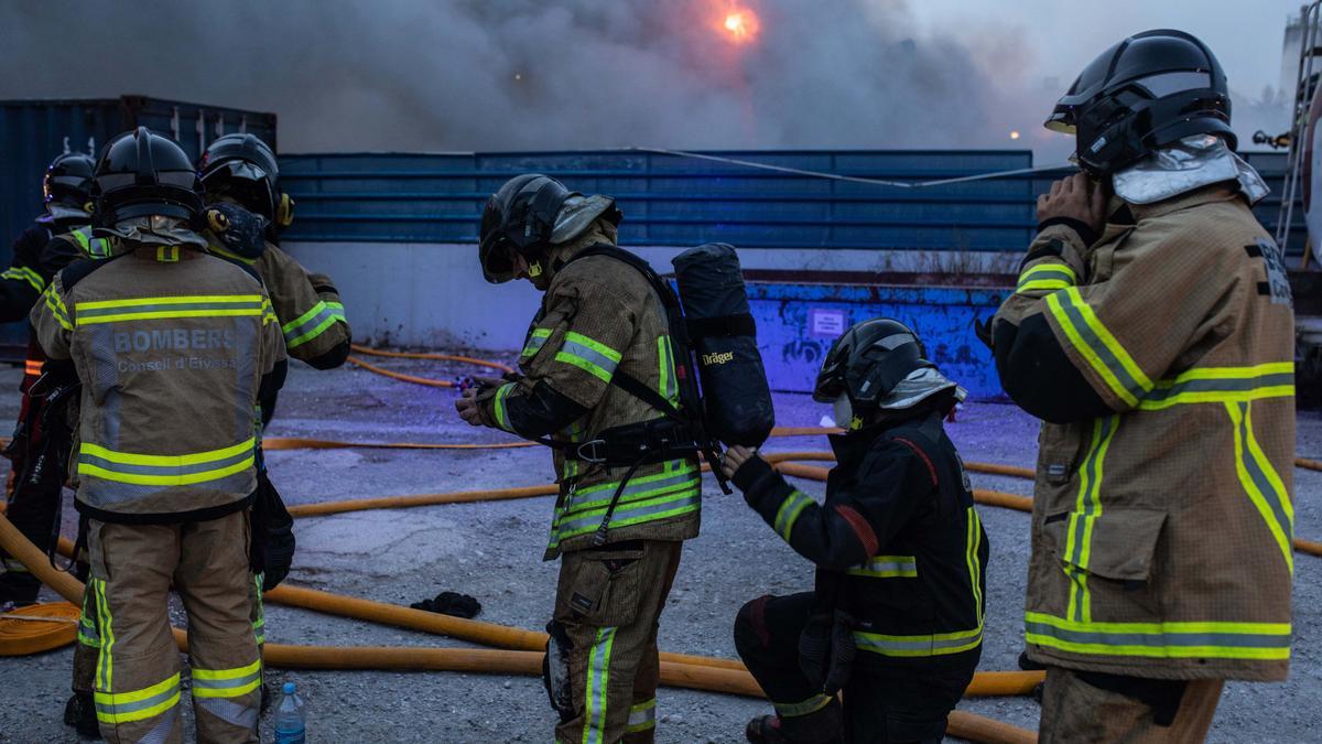 Declarado un fuego en el desguace de Ca Na Negreta