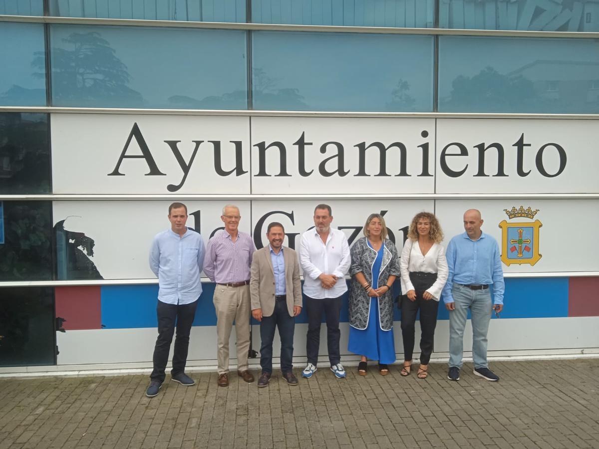 Foto de familia de los concejales del PP que comenzaron el mandato tras la sesión de investidura.