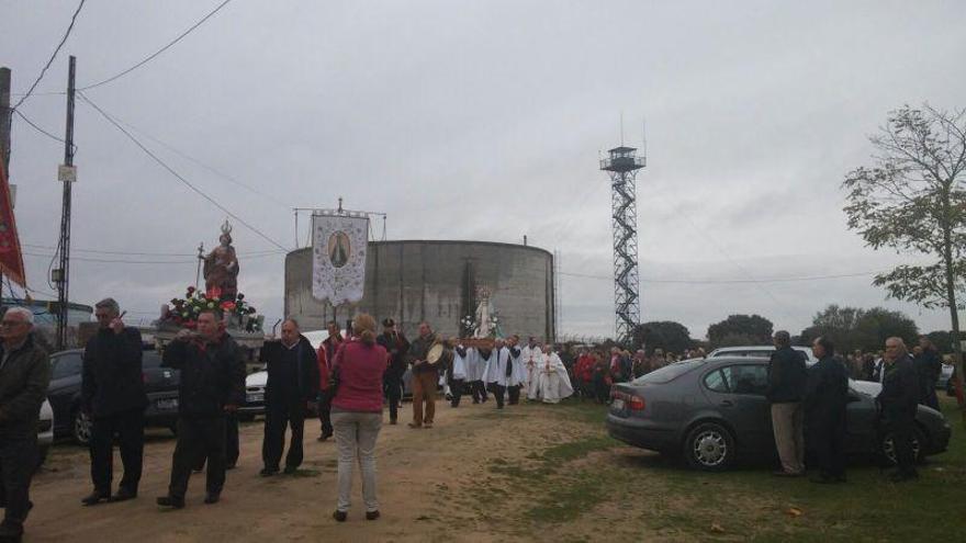 Un momento de la procesión por los alrededores de la ermita de Gracia