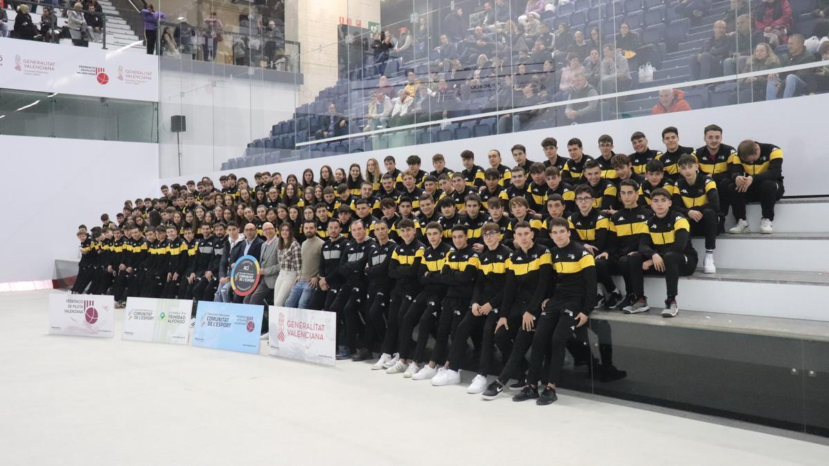 Alumnes del programa tecnificació esportiva de pilota valenciana amb els nous equipaments Comunitat de l'Esport.