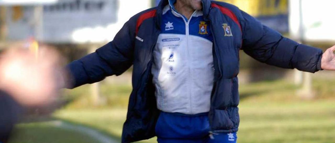 Aníbal López junto a Vicente Miera, quien le entregó la insignia de oro del Comité Asturiano de Entrenadores. En el círculo, en un partido con el Condal.