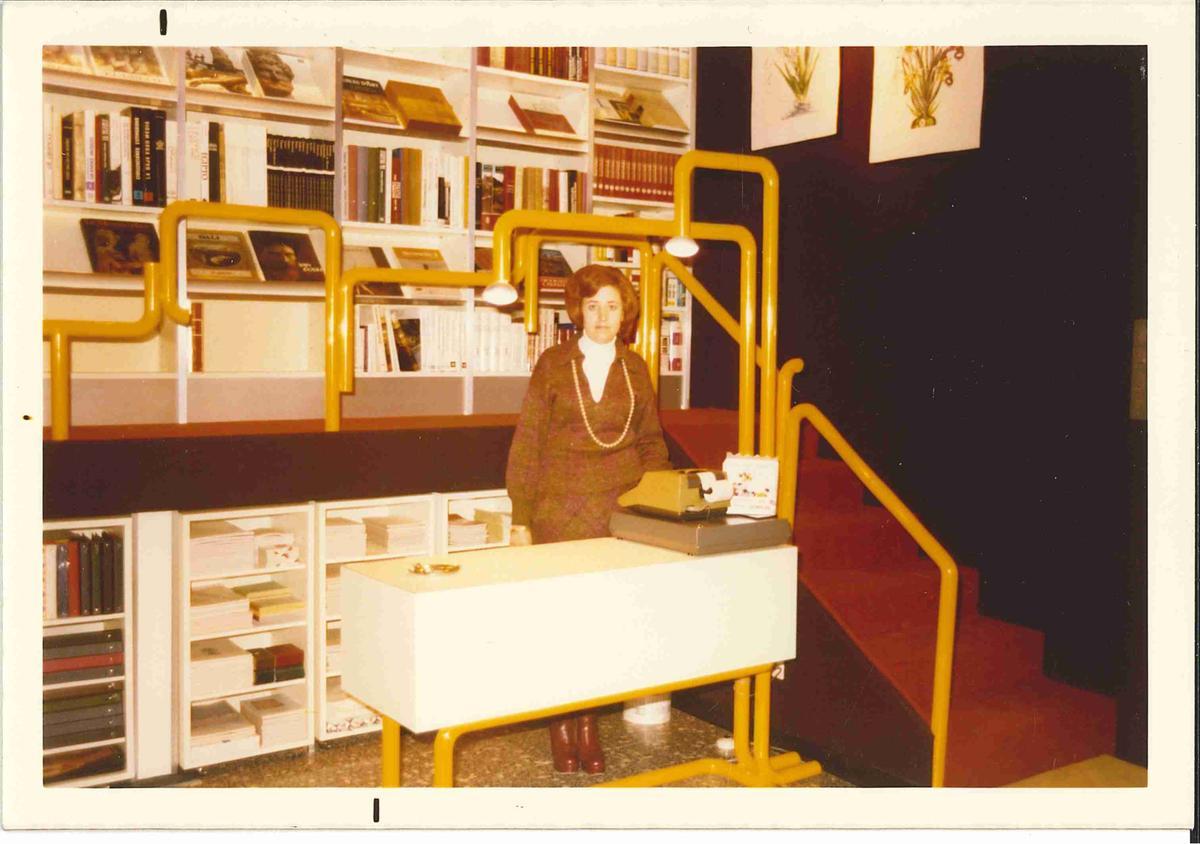 Francisca Circuns a la primera llibreria Parcir, ja remodelada (1976-82)