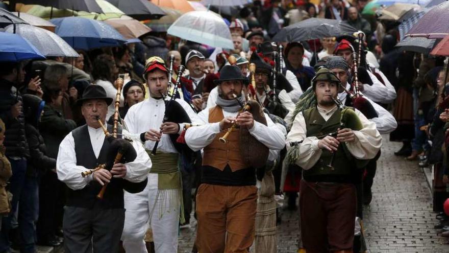 Los paraguas acompañaron durante todo el fin de semana de Reconquista. // R.Grobas