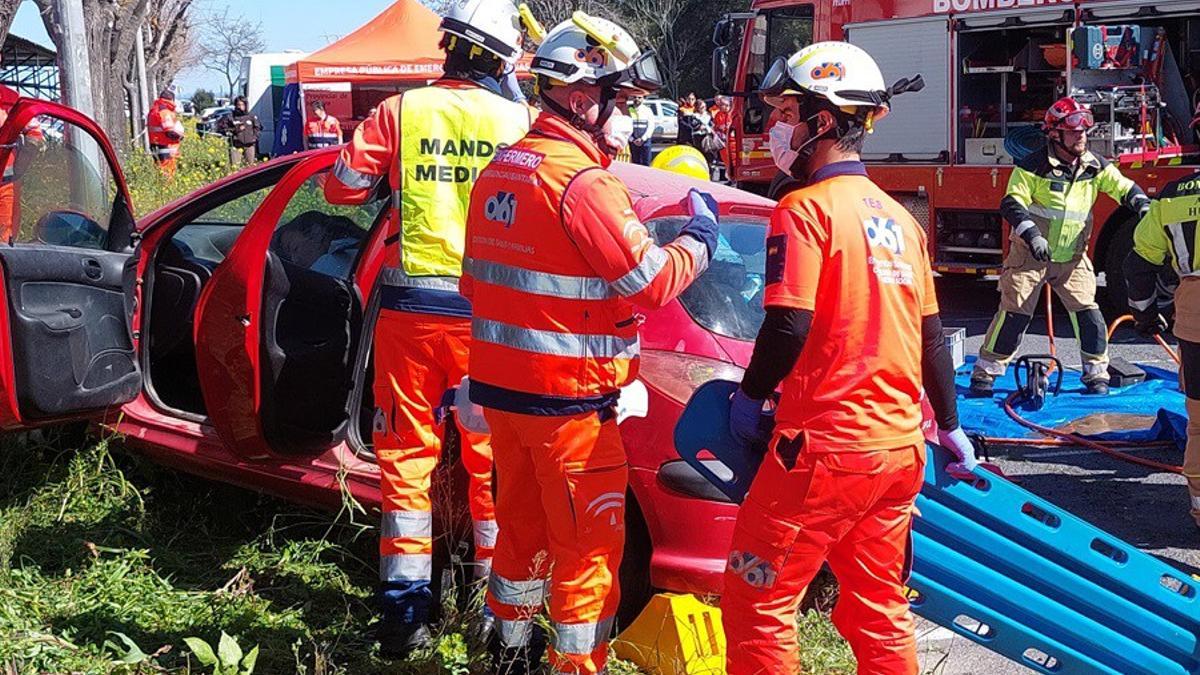 Bomberos intervienen en un accidente de tráfico.