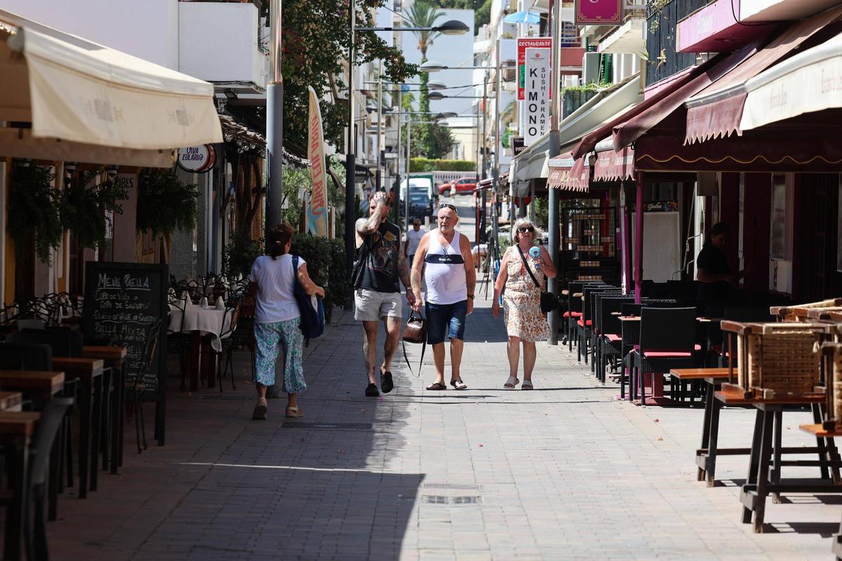 Turistas pasean por la calle de los restaurantes de Santa Eulària.